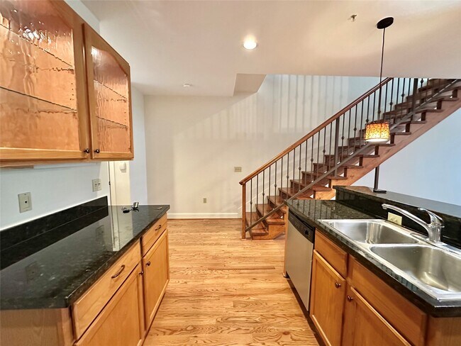 Building Photo - 1602 Elgin St