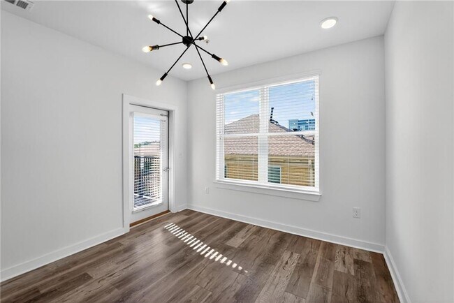 Building Photo - 525 Parkway Dr NE