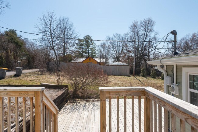 Building Photo - SHORT TERM 1/2/26-7/17/26 - Single Family 3 bedroom / 2 bath house