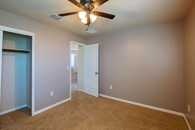Building Photo - 402 Zenith Rd