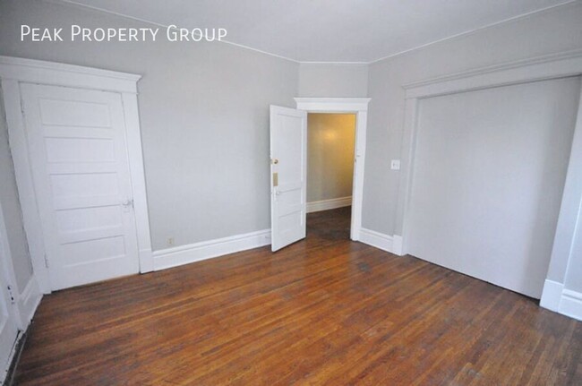 Building Photo - Available Fall 2025! 3 bedroom apartment l...