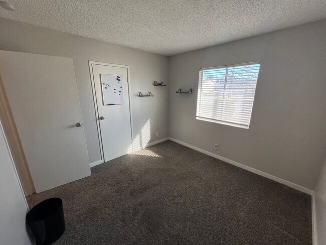 Building Photo - STUNNING 4BD/2BA SINGLE STORY IN HENDERSON. NO HOA!!