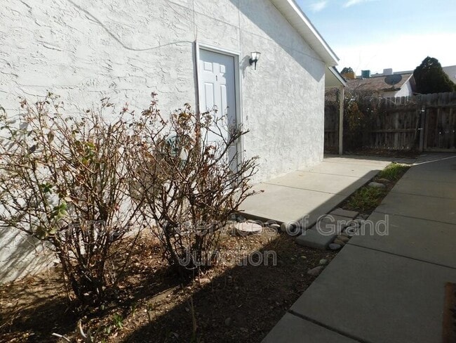 Building Photo - 869 Iowa Ave