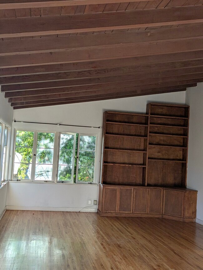 Building Photo - 2174 Beachwood Ter