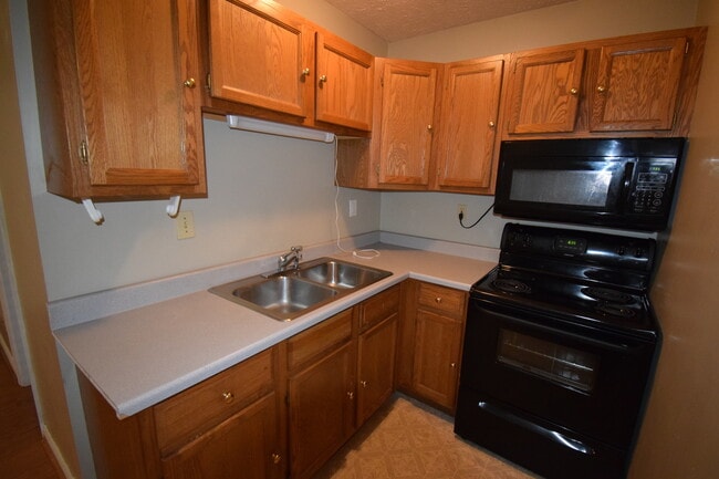 Building Photo - Great 2 Bedroom Apartment Near Campus!