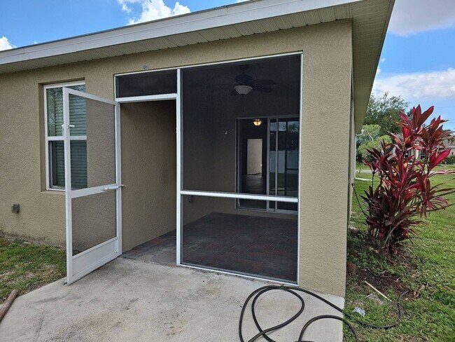 Building Photo - Nice 3 bed 2 bath 2 car garage single family home in Cape Coral with lawn care included.