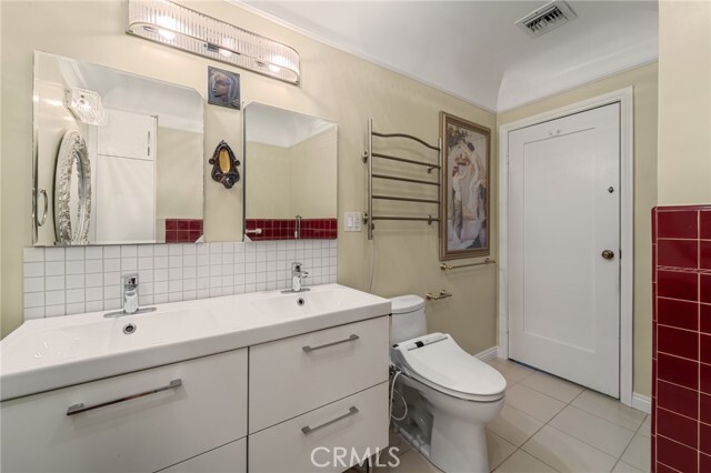 Building Photo - 233 S Swall Dr