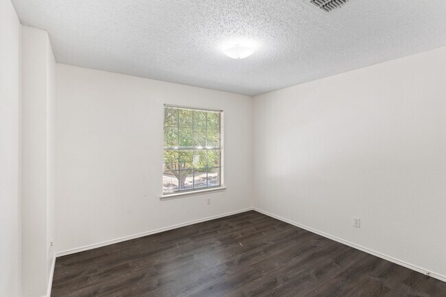 Building Photo - 2802 Briarbrook Ln