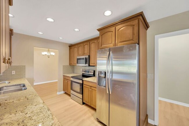 Building Photo - 2 BR, 2 BA Home in the Mainlands on the 18...