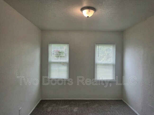 Building Photo - 222 W Fairchild Dr