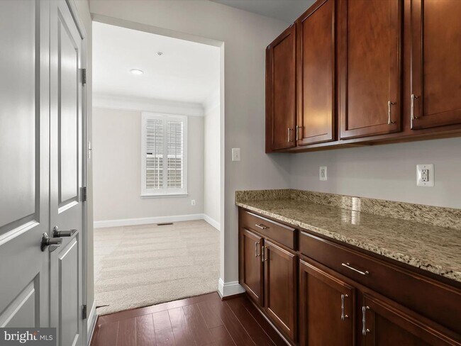 Building Photo - 5803 Lois Ln