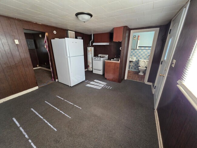 Building Photo - 2 Bedroom Home Available