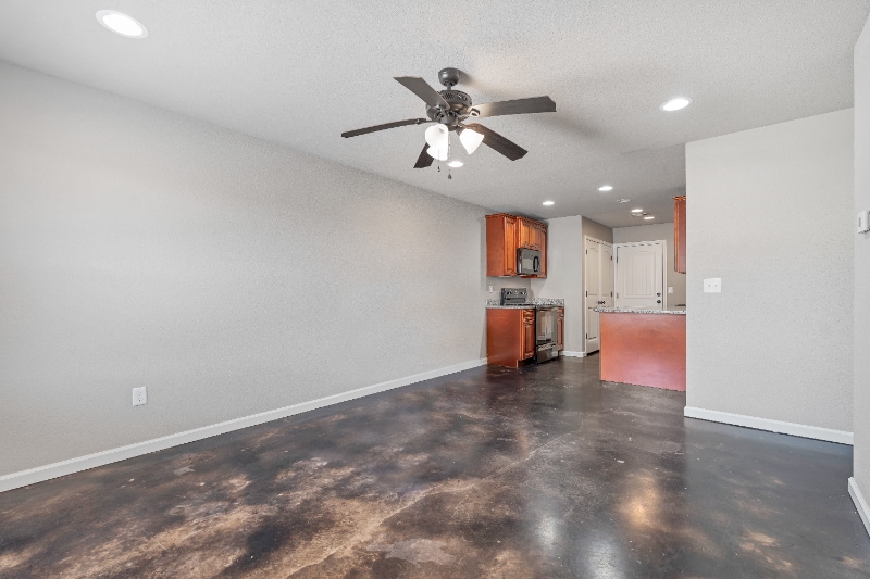 Building Photo - 19 Lawrence Rd 434