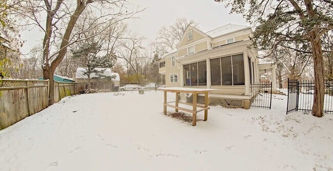 Building Photo - Large House with 2 Kitchens & 2 Living Rooms + Off-Street Parking! Available August 1st!