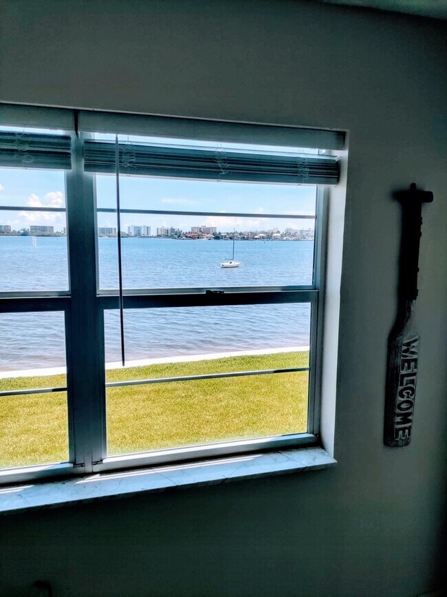 Building Photo - 1516 S Lakeside Dr