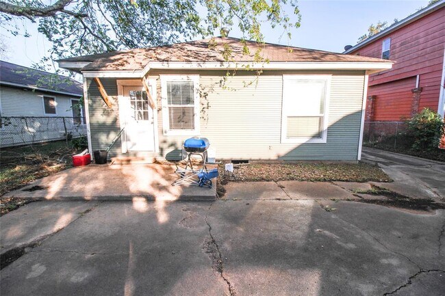 Building Photo - 705 N Rusk St