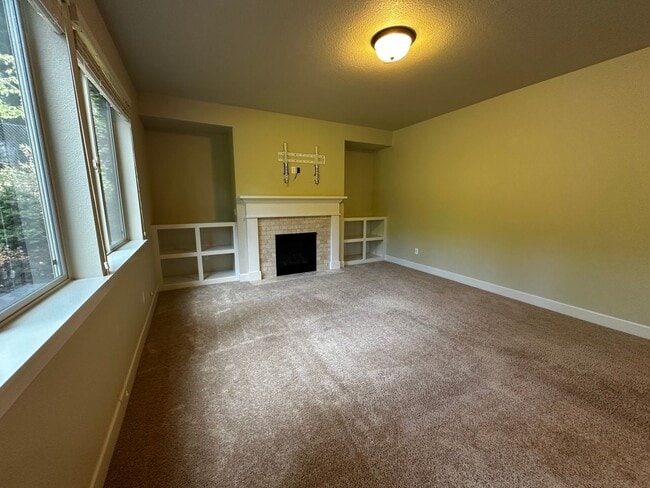 Building Photo - Beautiful 4-Bedroom Home in the Hills of W...