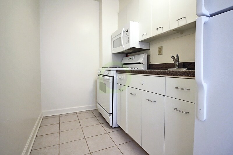 Building Photo - 1379 S Shore Dr