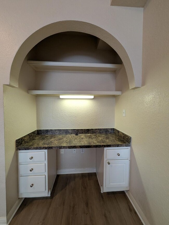 Building Photo - 1x1 Bright & spacious, convenient 1st floor unit. New flooring throughout, new washer/dryer & stove!