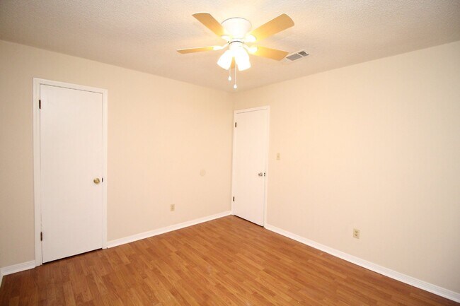 Building Photo - NE Pensacola 2 story  updated townhouse ne...