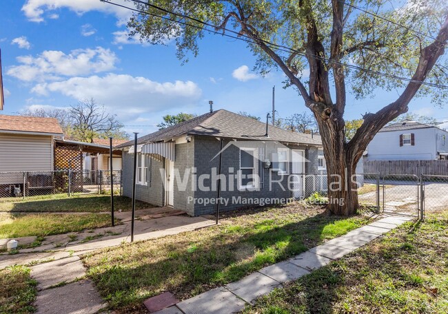 Building Photo - 3 bedroom 1 bath in the Delano District!