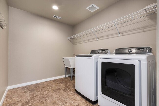 Building Photo - Spacious 5-Bedroom Home with Loft in Beautiful Carnation