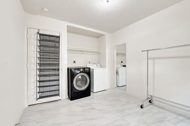 Building Photo - 1319 Bayport Ln