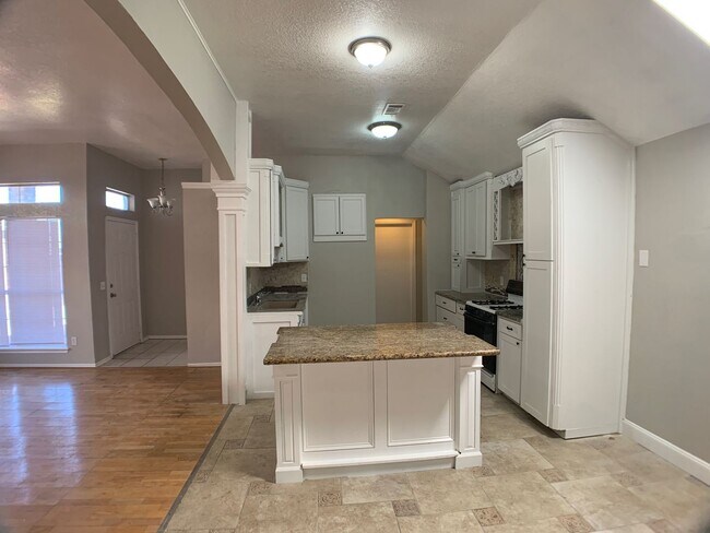 Building Photo - 3 Bed 2 Bath Moore home