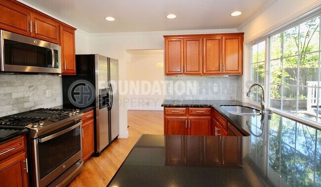 Building Photo - 373 San Luis Way