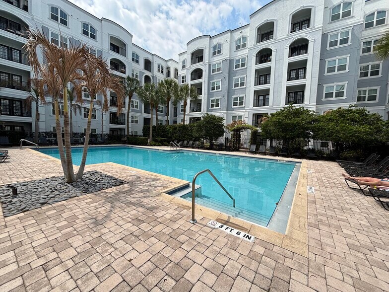 Building Photo - 206 E South St