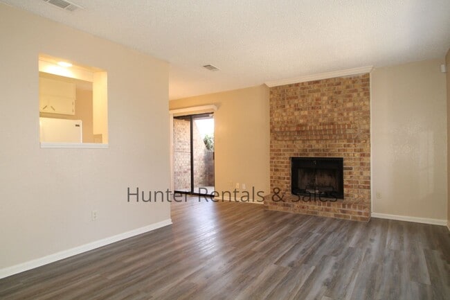 Building Photo - Updated 2-Bedroom Townhome with Modern Fin...