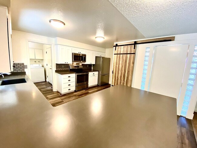Building Photo - Lovely Highlands Home w/a View Available 7...
