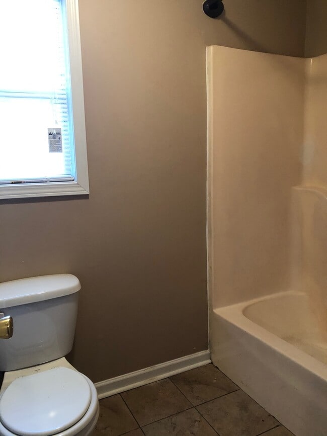 Building Photo - 503 N Bradford Ave