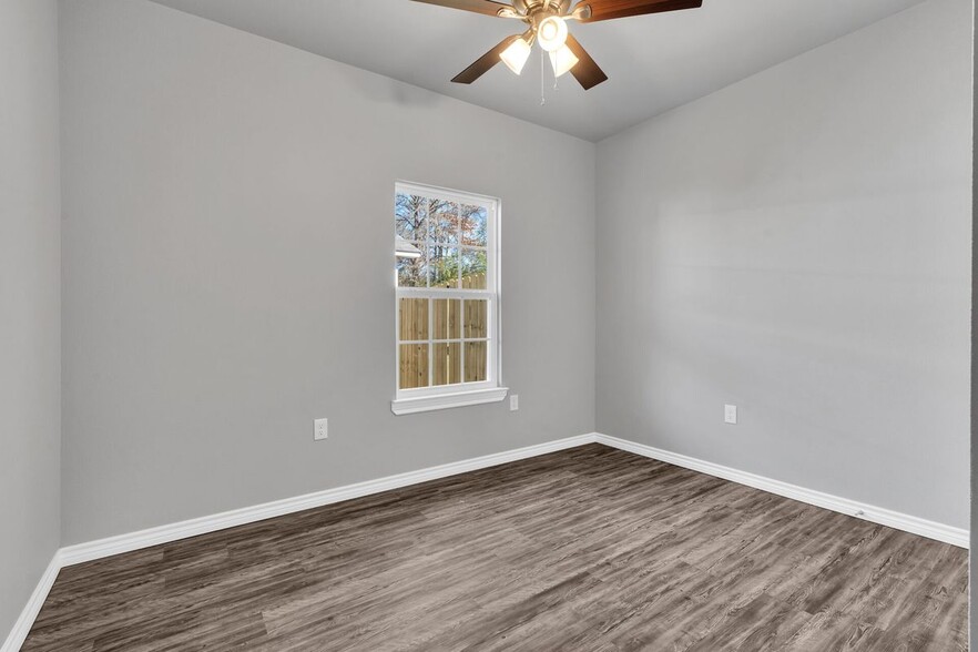 Building Photo - 518 Ranier Dr