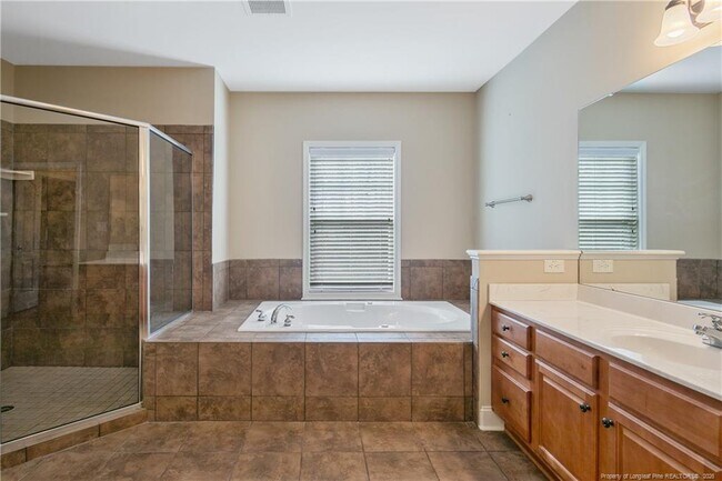 Building Photo - 1611 Bluffside Dr