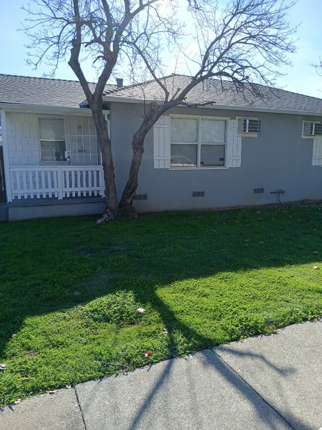 Building Photo - Cute Duplex off of Stockton Blvd