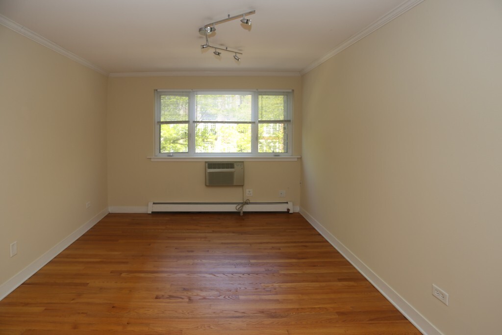 Building Photo - 628 W Wrightwood Ave