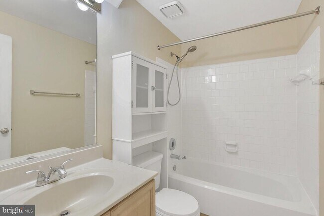 Building Photo - 46525 Hollymead Pl