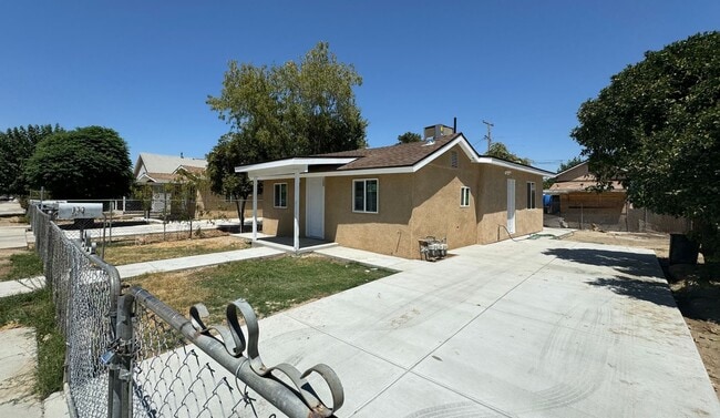 Building Photo - Your new home is here! Enjoy the charm of ...