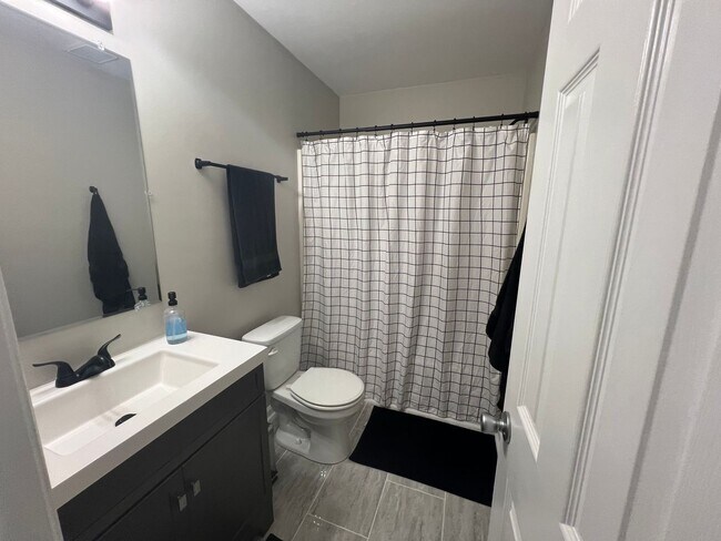 Building Photo - Beautiful 2 Bedroom 2 1/2 bath townhouse with fenced in back yard. Minutes away from Camp Lejeune...