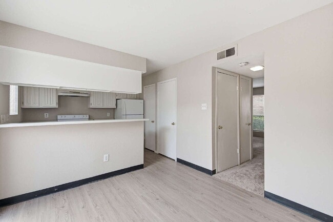 Building Photo - 2120 Wilcrest Dr