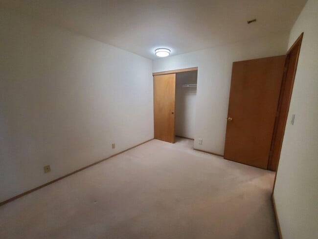 Building Photo - 4 bed, 2.5 bath, 2 car garage on spacious ...