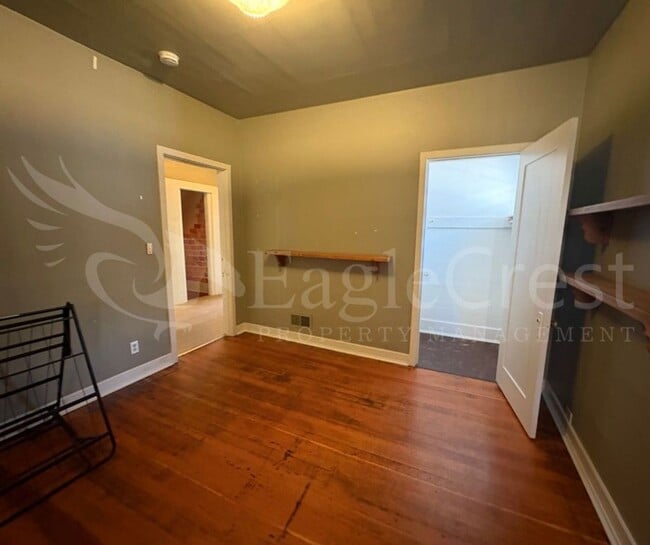 Building Photo - Large 8-Bedroom Home Across from Whitman College – Lawn Care Included