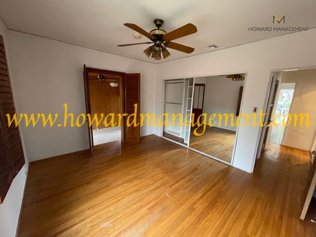 Building Photo - Beautiful home with large Den, hardwood floors, grassy backyard and dettached 2 car garage.