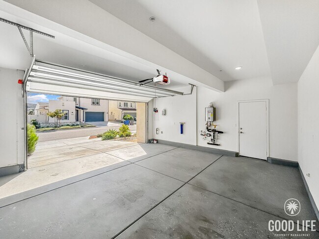 Building Photo - Gorgeous 4B/3BA house w/ large backyard & ...