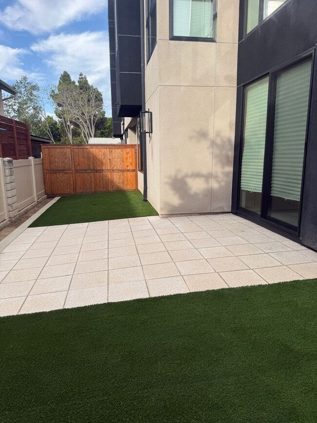 Building Photo - Brand new construction! 3 bedroom 3.5 bath end unit