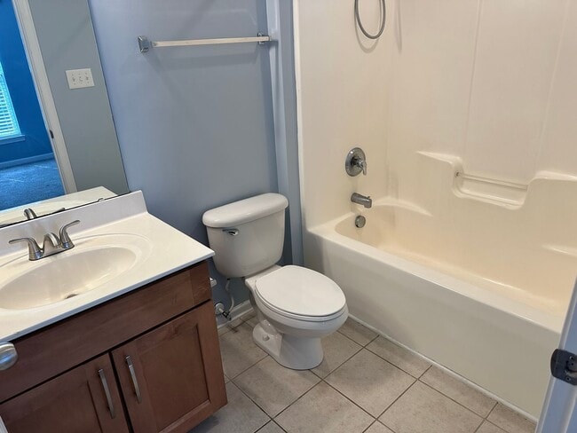Building Photo - Amazing Three Bedroom Townhome in Southend!
