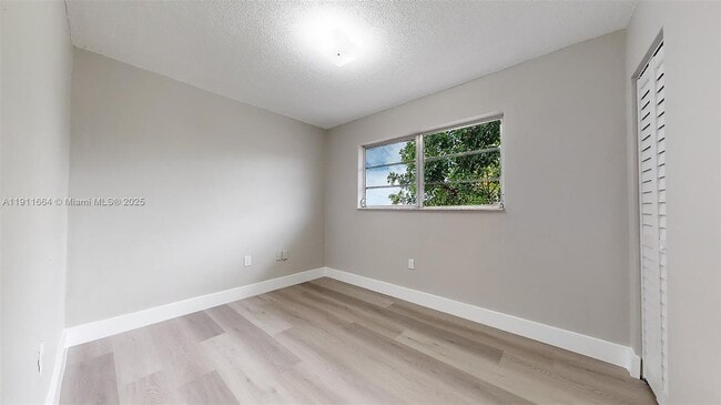 Building Photo - 329 SW 9th Ave