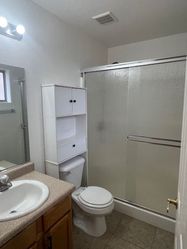 Building Photo - Charming 3 Bedroom 2 Bath Home