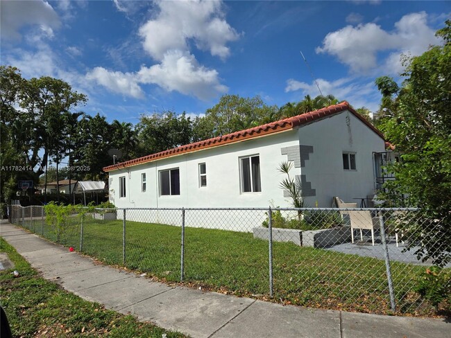 Primary Photo - 1500 SW 9th St